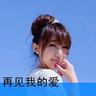 小学生为绿化带石墩贴上反光条